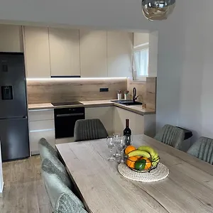 https://apartman-kurtov-pakostane.hotelinzadar.com